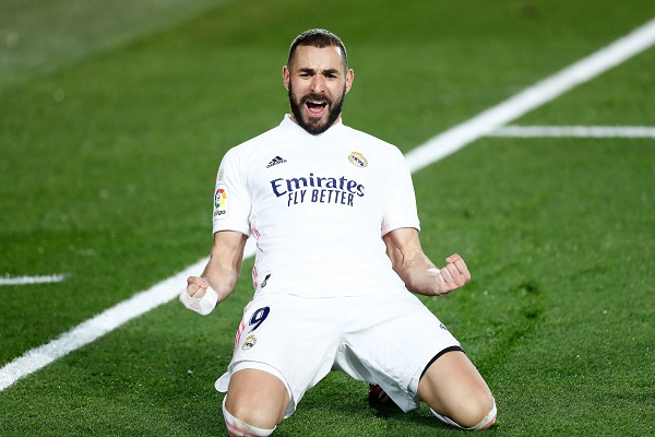 LMDFoot_'s tweet photo. Omar Da Fonseca : "Benzema joue le meilleur football de sa carrière. Avec Cristiano Ronaldo, c'était un accompagnateur et le premier violoncelle. Aujourd'hui, c'est un soliste et le directeur de l'orchestre. C'est un joueur qui joue en smoking avec les chaussures qui brillent" 👌 https://t.co/2ch9S6xI6L