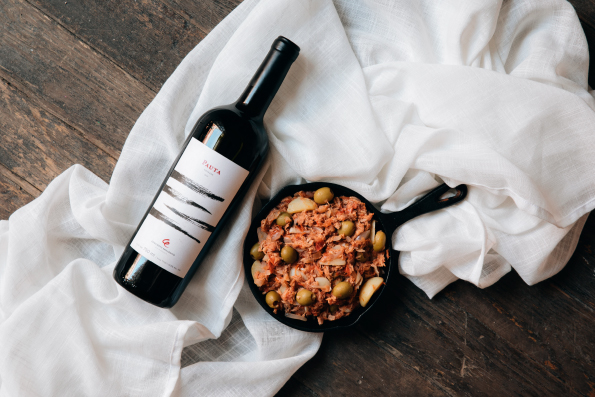 ConciertoEn's tweet photo. Lo mejor de esta época navideña es sin duda la comida, y qué mejor si se disfruta acompañada de una deliciosa copa de vino. Te compartimos cuatro platillos navideños clásicos y con qué vino combinan mejor para que tengas una cena de Navidad inolvidable. 

https://t.co/ZtnZ7bd4jx https://t.co/oYKTM3sxgK
