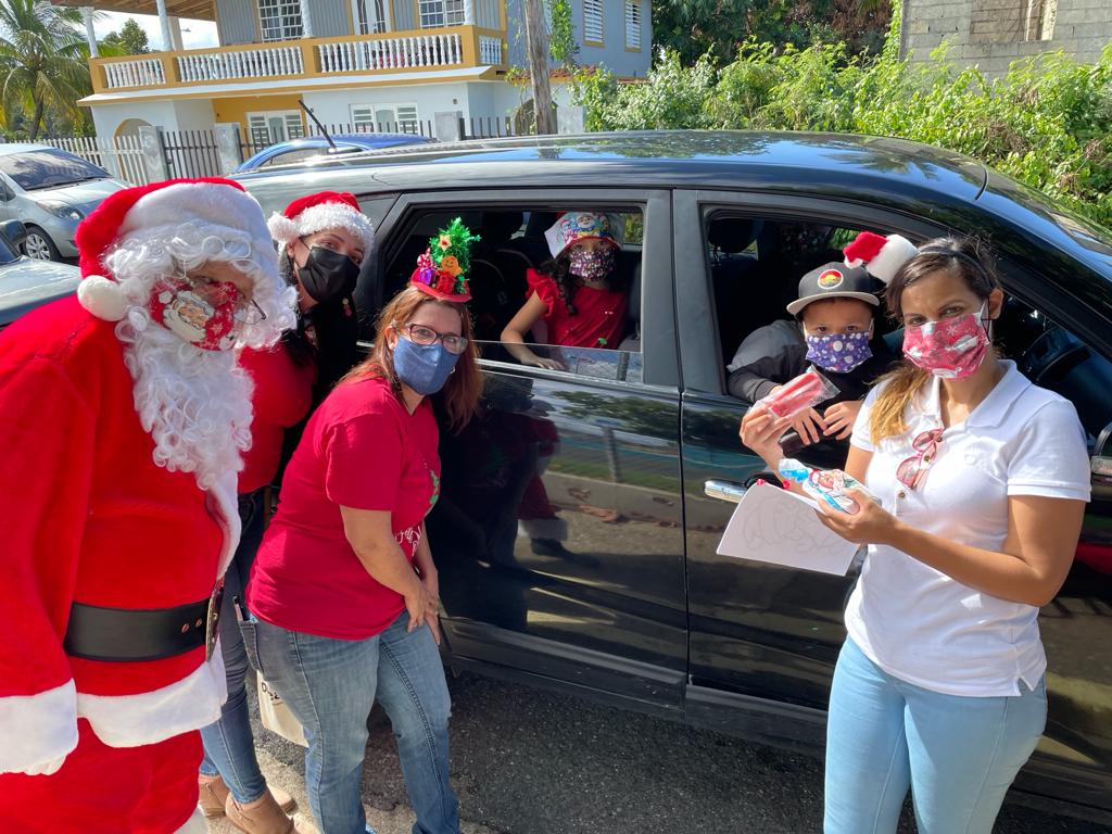 StephaniePrez04's tweet photo. Último día con mis estudiantes de Pre-kinder de la escuela @EscD15404 servi carro de navidad🎄🎁🍭 entrega de dulces y paletas. Experiencia inolvidable para todos los niños de nuestra escuela y para nuestra comunidad escolar. #prekinder  @EDUCACIONPR @DeprSecretario https://t.co/rJmY1cpLDo