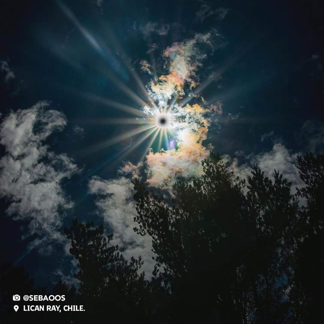 TennaTerinah2's tweet image. Relive an epic moment! 🌔 Enjoy and sharing these incredible photos of today’s Eclipse Chile2020, when the south of Chile became a true natural observatory.
#CreatingFuture #EclipseChile #Eclipse2020 #MarcaChile #Astronomy #Araucanía 
#Astrophotography