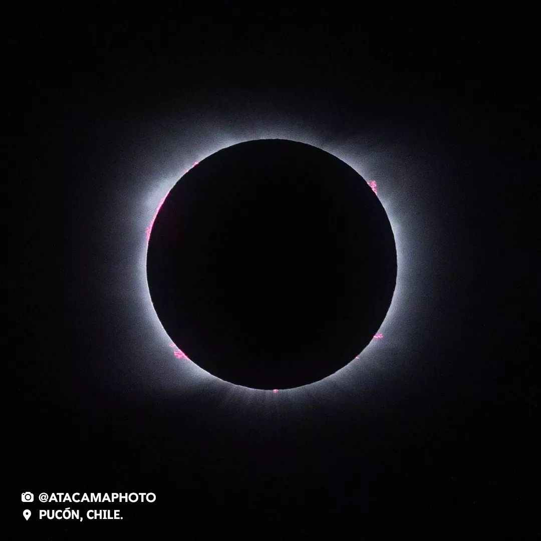 TennaTerinah2's tweet image. Relive an epic moment! 🌔 Enjoy and sharing these incredible photos of today’s Eclipse Chile2020, when the south of Chile became a true natural observatory.
#CreatingFuture #EclipseChile #Eclipse2020 #MarcaChile #Astronomy #Araucanía 
#Astrophotography