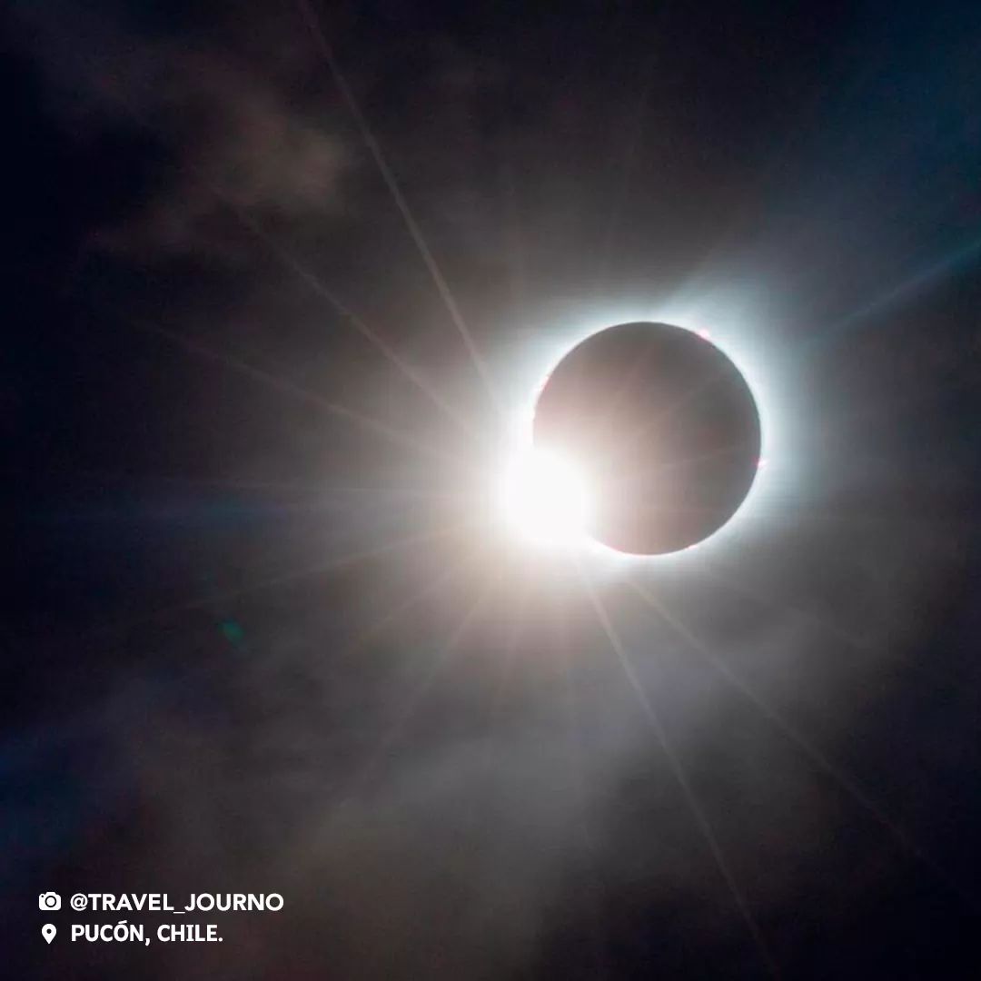 TennaTerinah2's tweet image. Relive an epic moment! 🌔 Enjoy and sharing these incredible photos of today’s Eclipse Chile2020, when the south of Chile became a true natural observatory.
#CreatingFuture #EclipseChile #Eclipse2020 #MarcaChile #Astronomy #Araucanía 
#Astrophotography