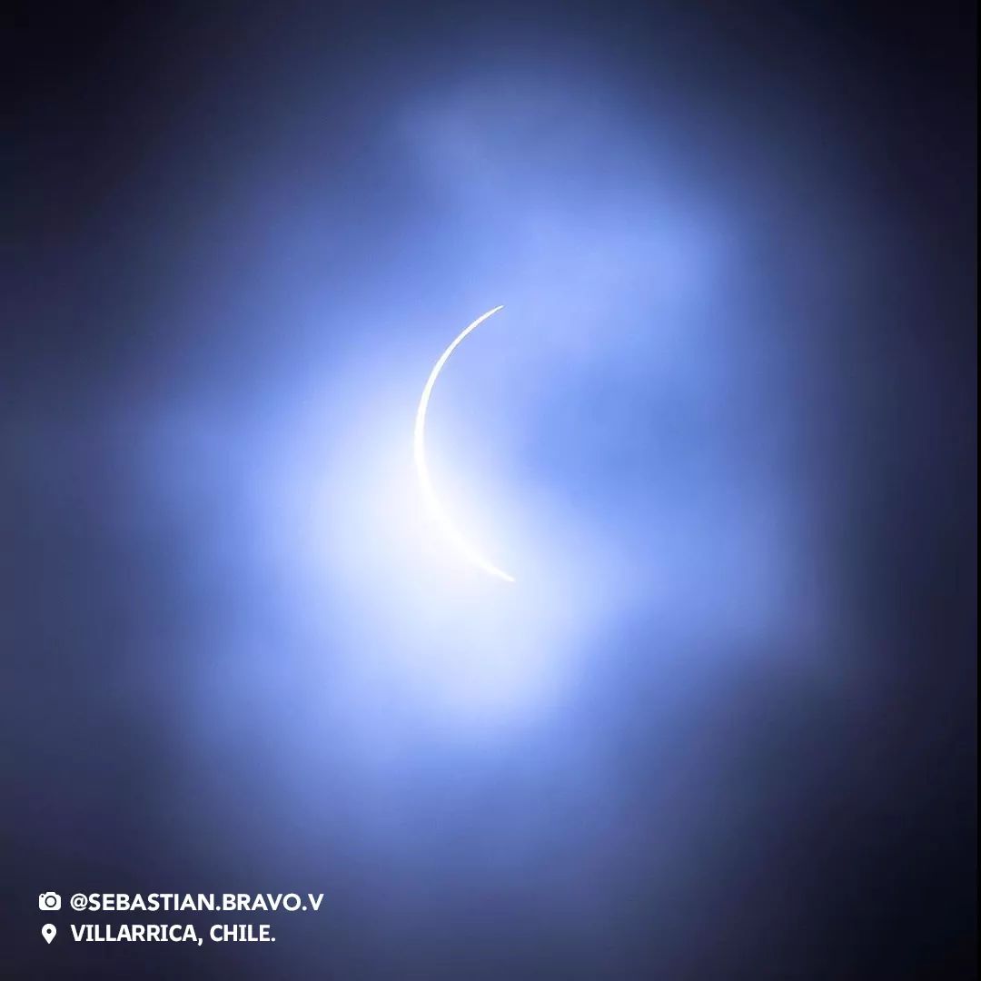 TennaTerinah2's tweet image. Relive an epic moment! 🌔 Enjoy and share these incredible photos of today’s #EclipseChile2020, when the south of Chile became a true natural observatory 🌿.

#CreatingFuture #EclipseChile #Eclipse2020 #MarcaChile #Astronomy #Araucanía 
#Astrophotography