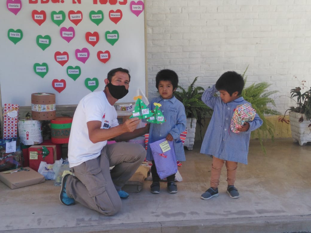 LImsandt's tweet photo. Hay quienes dicen que se podría hacer, hay quienes hacen que las cosas pasen, Martín Olivera miembro de CREA Margarita conectó un padrino con cada niño de la escuela del Paraje La Maria en este año tan particular  😊, no tengo mas nada que agregar 👏👏💫 las fotos dicen el resto https://t.co/C20r7FEvPv