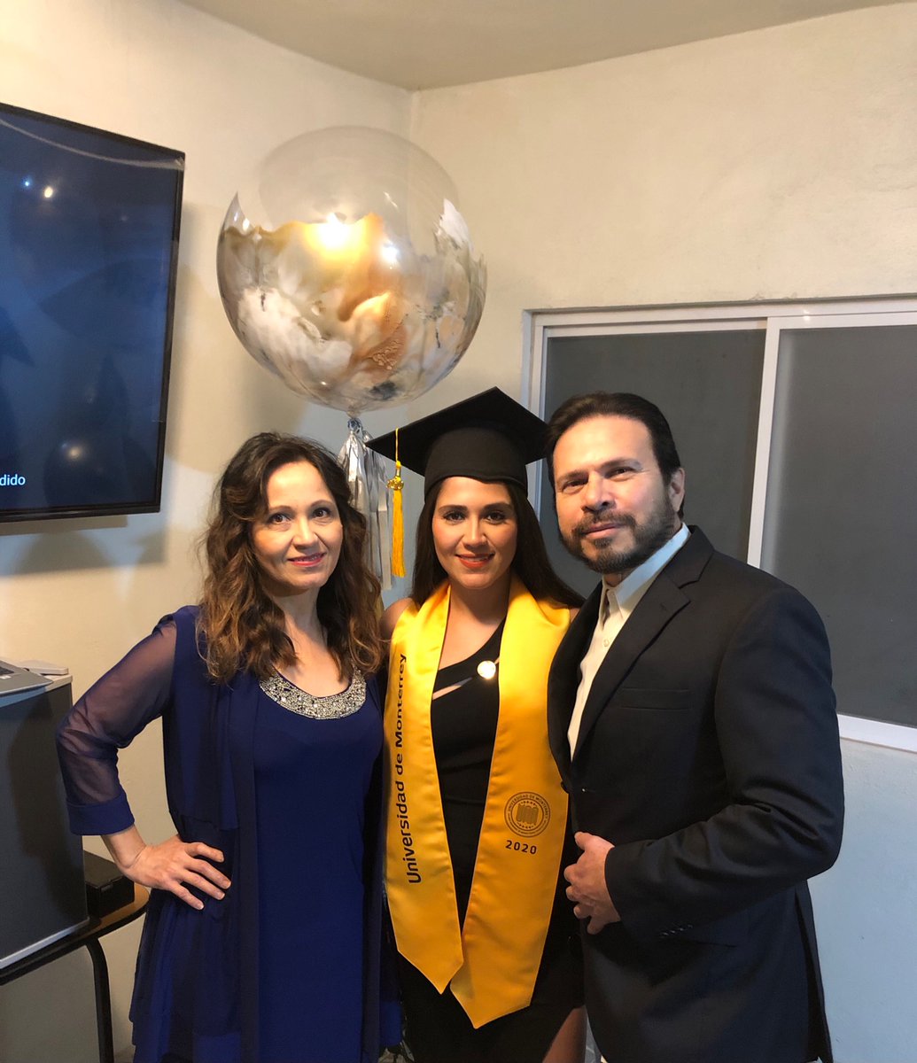 anneidy_solis's tweet photo. Feliz #CommencementUDEM https://t.co/vCRhzoCPNz