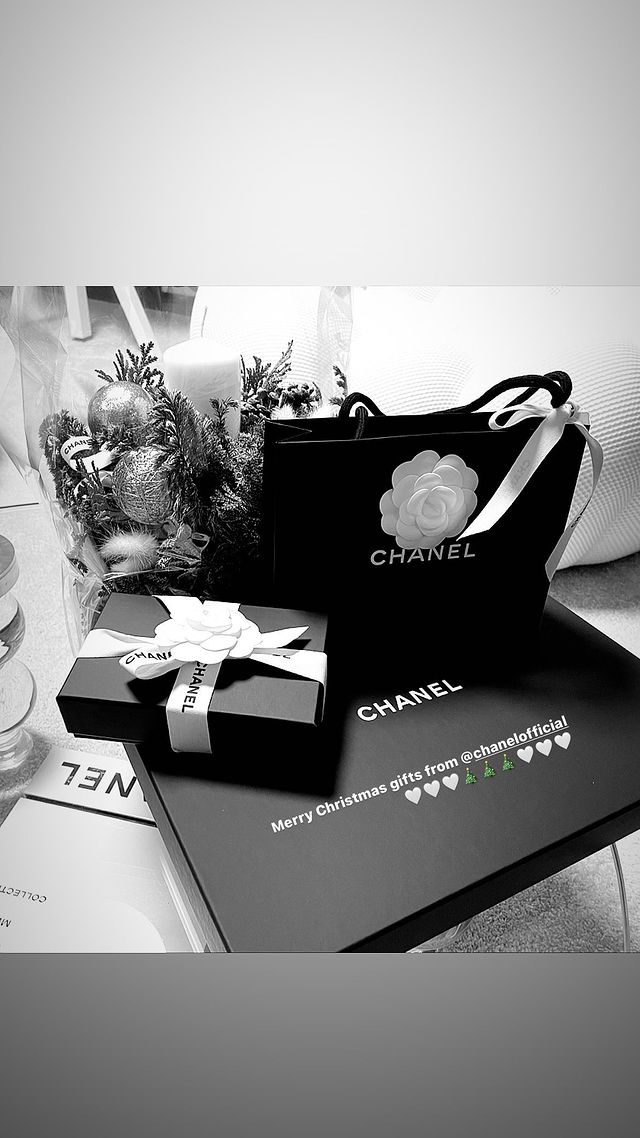 JENNIE FOCUS on X: Merry Christmas gift from chanel 🤍🤍🤍🎄🎄🎄🤍🤍🤍  Christmas at home this year  / X