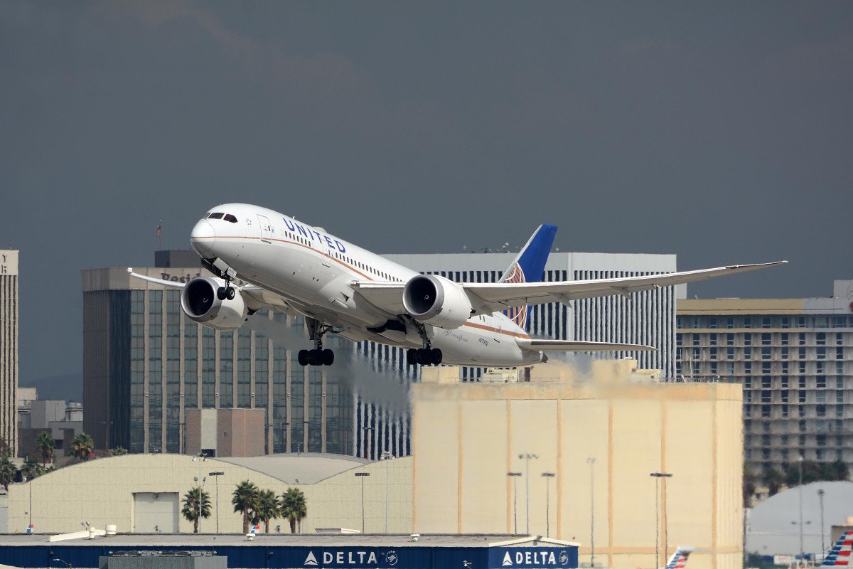 VAviationVideo's tweet photo. 2012 Boeing 787-8 Dreamliner N27903 United Airlines @LAXairport Oct2018 |||| VIDEOS➜ https://t.co/PFchNBH5fq |||| @united #UnitedAirlines #Beoing787 #Dreamliner #AvGeek #LAXairport #PlaeSpotting https://t.co/VpwbFspNCr