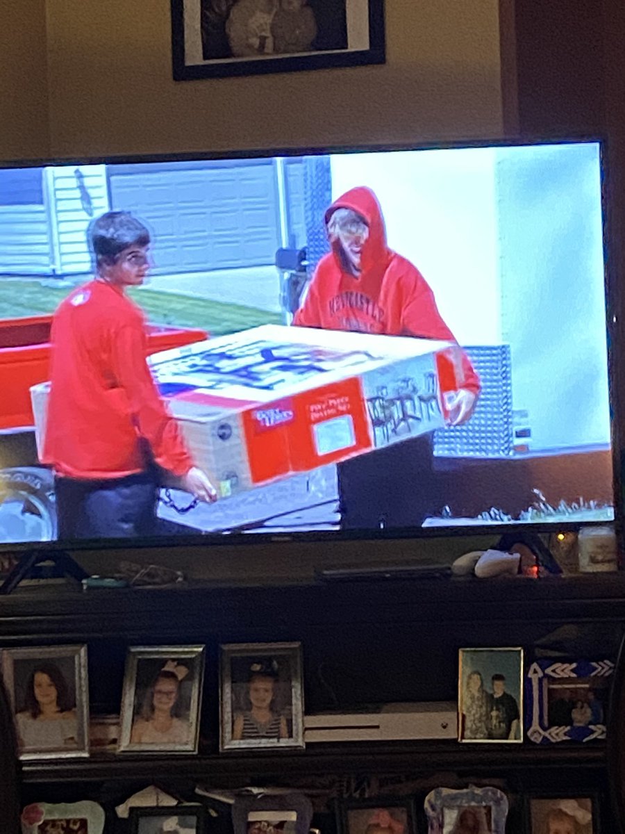 feldawn's tweet photo. @ChelseaHouska came a long way from that better homes and gardens dining set 😂 https://t.co/NFwIR3ih00