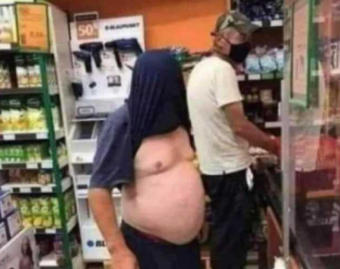 frasesdem3rda's tweet photo. Quando te esqueces da máscara mas a cerveja não se vai comprar sozinha https://t.co/hqamxDB68c
