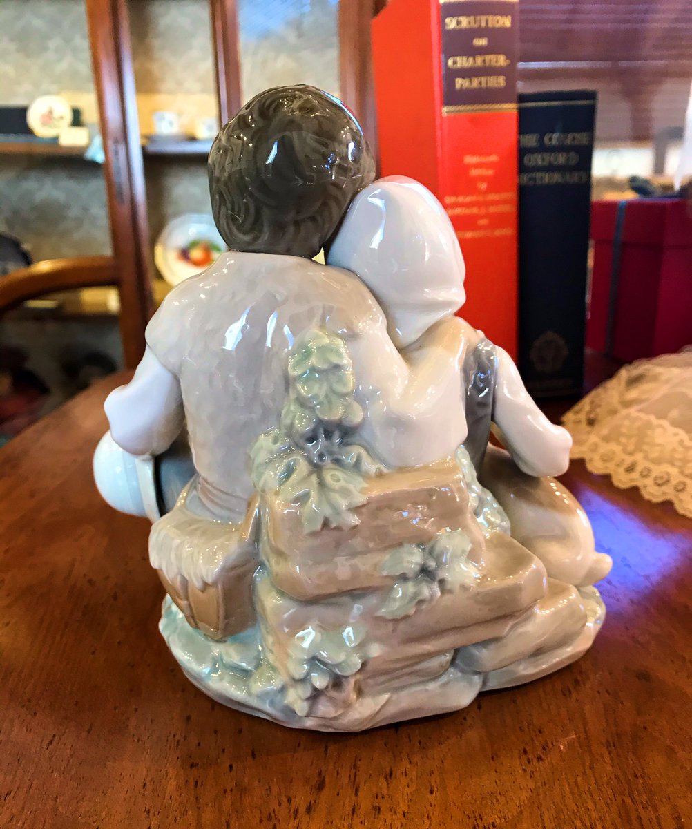 こちらは当店でも人気の高いリヤドロの陶器人形になります リヤドロ はスペインの磁器のトップブランドで 人生の喜びを描く を創作 12 23 いわき市のアンティーク家具 雑貨ならｓｔａｂｌｅ ステイブル