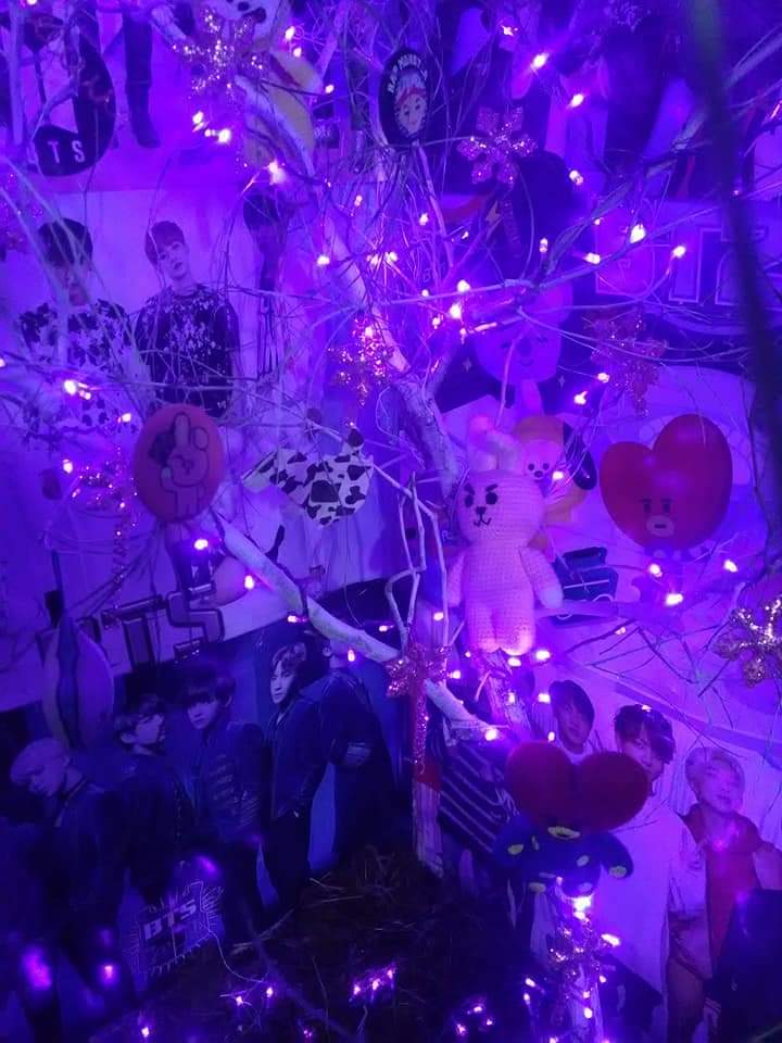 MarioCT45's tweet photo. Que tal le quedó a mi mamá? Le encanta @BTS_twt es army y tiene 46 años, para que no andén diciendo que solo niñas de 13 los escuchan, mi mamá los admira mucho y le da gusto que chicos tan talentosos hayan llegado tan lejos siendo ellos mismos @BTSMexicoAL https://t.co/IivzxEozHu