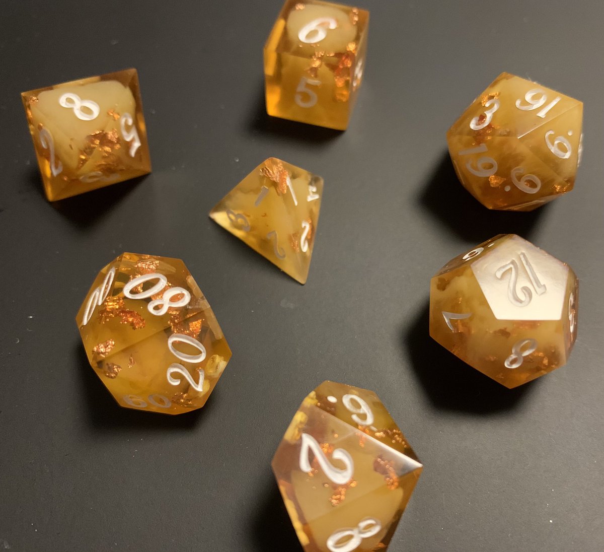 DSdicehoard's tweet photo. Dragon shard. 🧡🤍
A set for a corgi wizard with propensity to place strategic fireballs. And now a pupil of one of Eberron’s greatest artificers. Coz that’s gonna end well for us 😅
.
.
.
#dice #handmadedice #dnd #characterdice #dungeonsanddragons #resinsice #dicegoblin https://t.co/crBjiA96fY