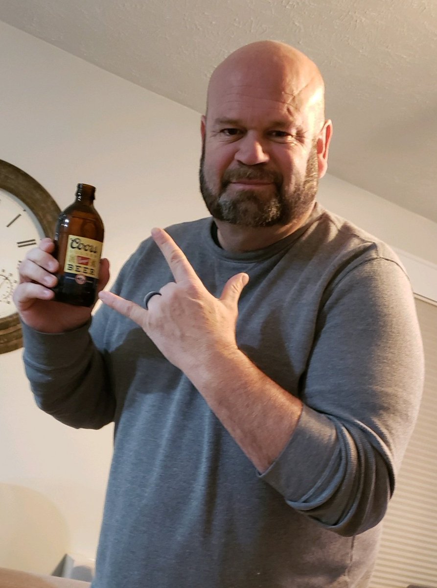 Nub53's tweet photo. @WilliamZabka cheers with a Coors Banquet https://t.co/ceWnP4hb9g