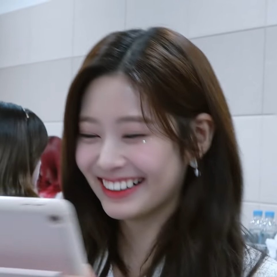 hi !! this is new acc dedicated kim minju. will be posting pics, gifs, edits, vids, etc. please like and rt and make sure to turn the notifs on ♡

#김민주 #MINJU #아이즈원 #IZONE <a href="/official_izone/">official_IZONE</a>