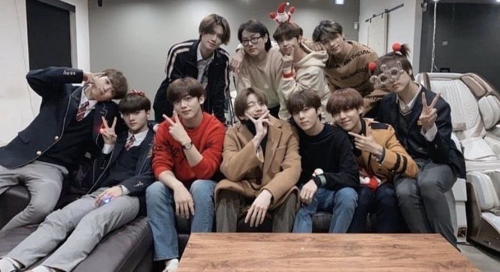 ที่อูซอกบอกว่าอยากฉลองคริสมาสต์ด้วยกันตั้งแต่ปีที่แล้วก็คือวันนี้อ่ะ น้ำตามาาาา แงงงงงง คิดถึงเอ้กวันจัง 🥺 ปีนี้คริสมาสต์ก็ไม่ได้ฉลองด้วยกันอีกและ เฮ้อ 😭 /แต่แอบขำที่คาดผมเพ่วกะน้องนัมนิดนุง 555555555555 😂

เห้อๆๆๆๆๆ เปลี่ยนความคิดถึงเปนเงินได้ป่ะ พี่จะได้รวย 😂😂😂