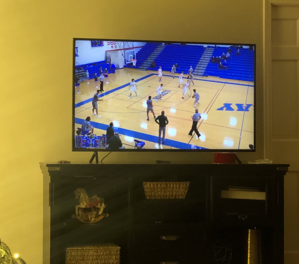 KCamwin's tweet photo. Would rather be there in person, but great to see the varsity boys get the W. Q4 💪. @DemonsHoops @DemonAthletics https://t.co/QdbbDhjlsK