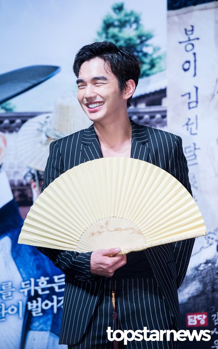 lyhswh2817's tweet photo. ๋ด์ด ๊น์ ๋ฌ Seondal - The Man Who Sells The River
Thank you so much stylist-noona for this chest-teaser outfit. ๐๐ฅ So handsome in this tight-fit blue suit! ๐
#YooSeungHo #YSH #KimInHong #SeondalTheManWhoSellsTheRiver #์ ์นํธ #์ ๋ช
์ #๊น์ธํ #๋ด์ด๊น์ ๋ฌ #์ ์๋ฐํํ https://t.co/21yyWuQSib