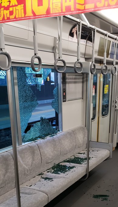 窓ガラス破損 相鉄線の窓ガラスが盛大に割れる 現地の画像まとめ 発車しない まとめダネ