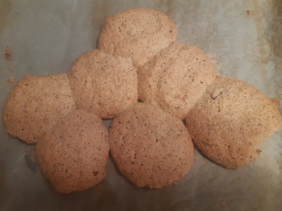 WerkGrob's tweet photo. Das kommt davon, wenn man die #Abstandsregeln nicht beachtet!😑🥴
#Plätzchen Backen im Zeitalter von #Corona 
#Weihnachtsbäckerei https://t.co/aihoomngxt