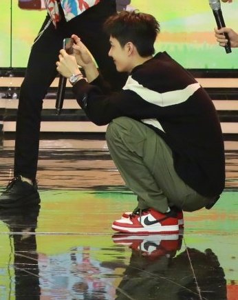 He instantly becomes so smol whenever he sits like this