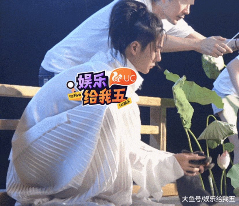 He instantly becomes so smol whenever he sits like this