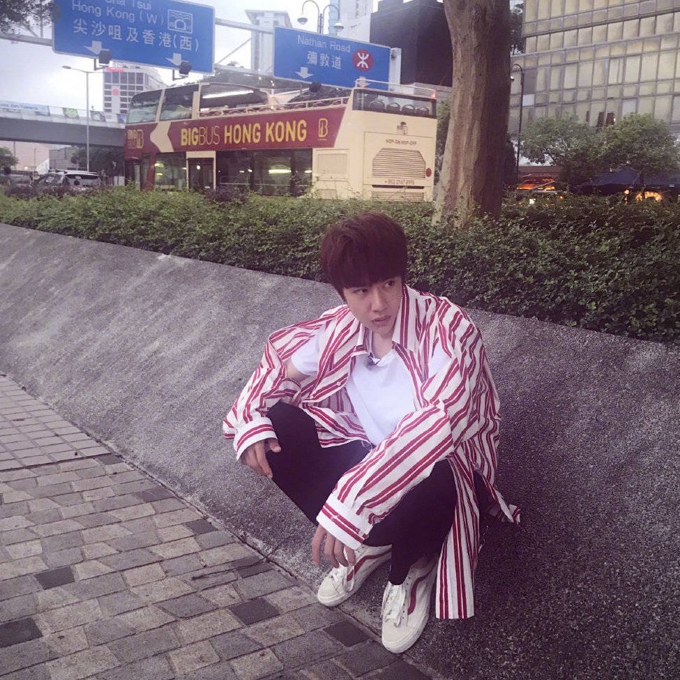 He instantly becomes so smol whenever he sits like this