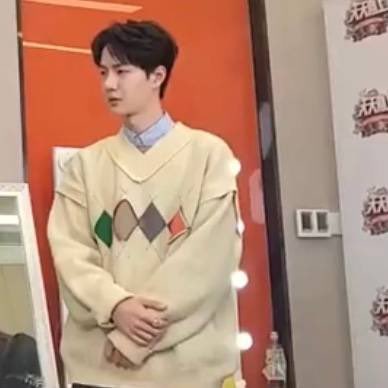 Nothing is more devastating than seeing yibo in a oversized sweater