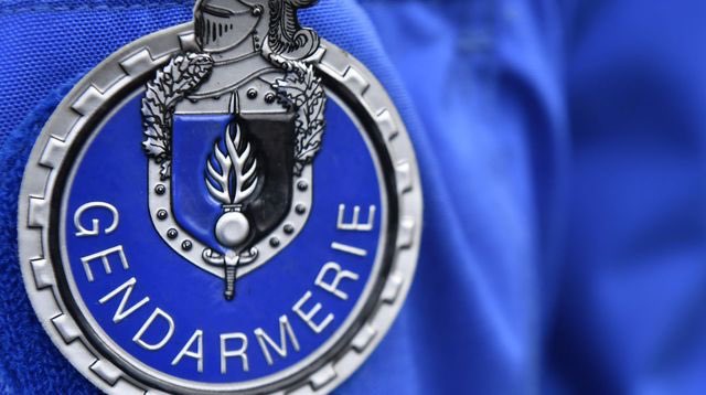 FabriceBrun's tweet photo. 3 gendarmes tués, un 4è grièvement blessé sous les balles d’un forcené dans le Puy de Dôme, alors qu’ils intervenaient pour secourir une femme violentée. Toutes mes condoléances aux familles et aux militaires de la gendarmerie. Tt mon soutien au GIGN et aux 🚒 mobilisés sur place https://t.co/b93R2DR6sR