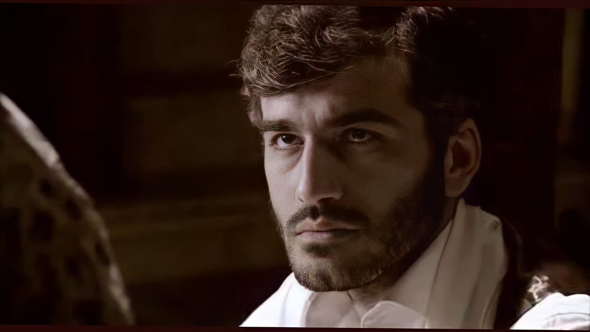 Gecenin sessizliği çökünce oturuyorum onunla baş başa. Sevdiğimle değil,
Sevdiğimle kurduğum hayallerle...🥀