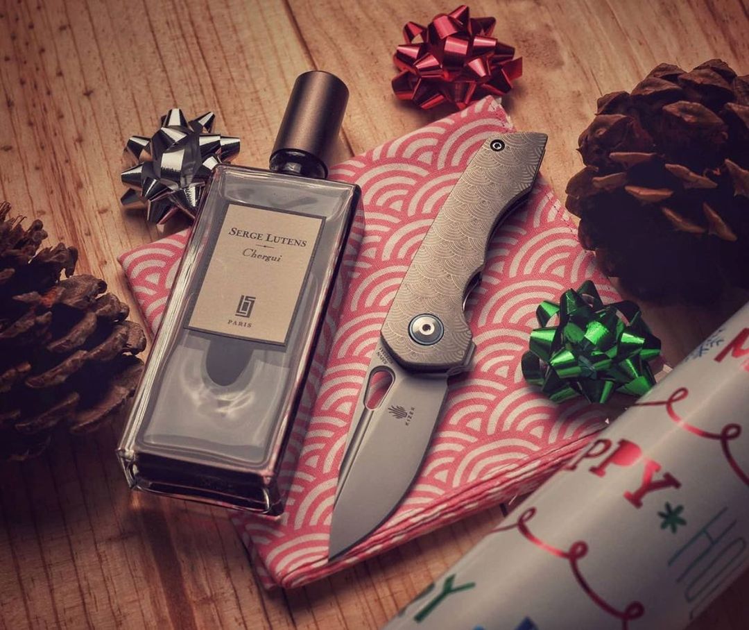 Rainy Saturday vibes. Finally finished wrapping up gifts, now to relax. Love the Seigaha pattern by Urban EDC Supply, matches my hank I got while visiting Japan. The microlith is small but fun as heck to spyder flick, very cool design by @nickswanknives.
#repost @dappereddad