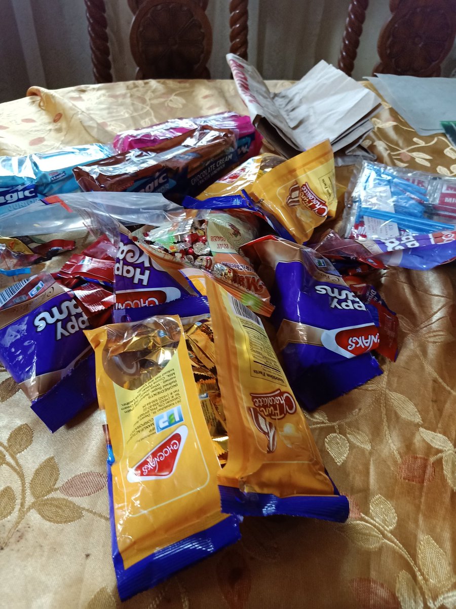 hewojewieee's tweet photo. Packing of candies and biscuits done, idk if magdagdag pa ako but these are the candies and biscuits I bought and packed for the kids! π₯Ίβ₯οΈ #ARTFORHOPEPROJECT2020
#artph #artistonTwitter #artforacause #xeiracreates https://t.co/y62iykmgWe