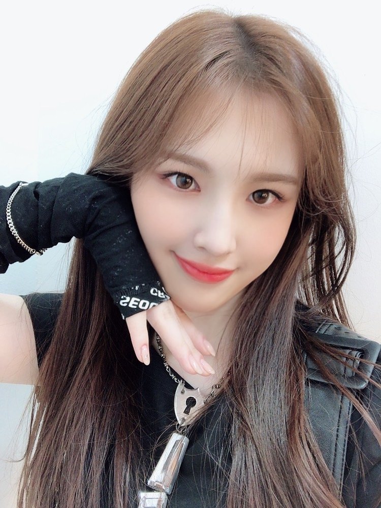 weeekly lee jaehee with her god-tier visual— a very necessary thread;