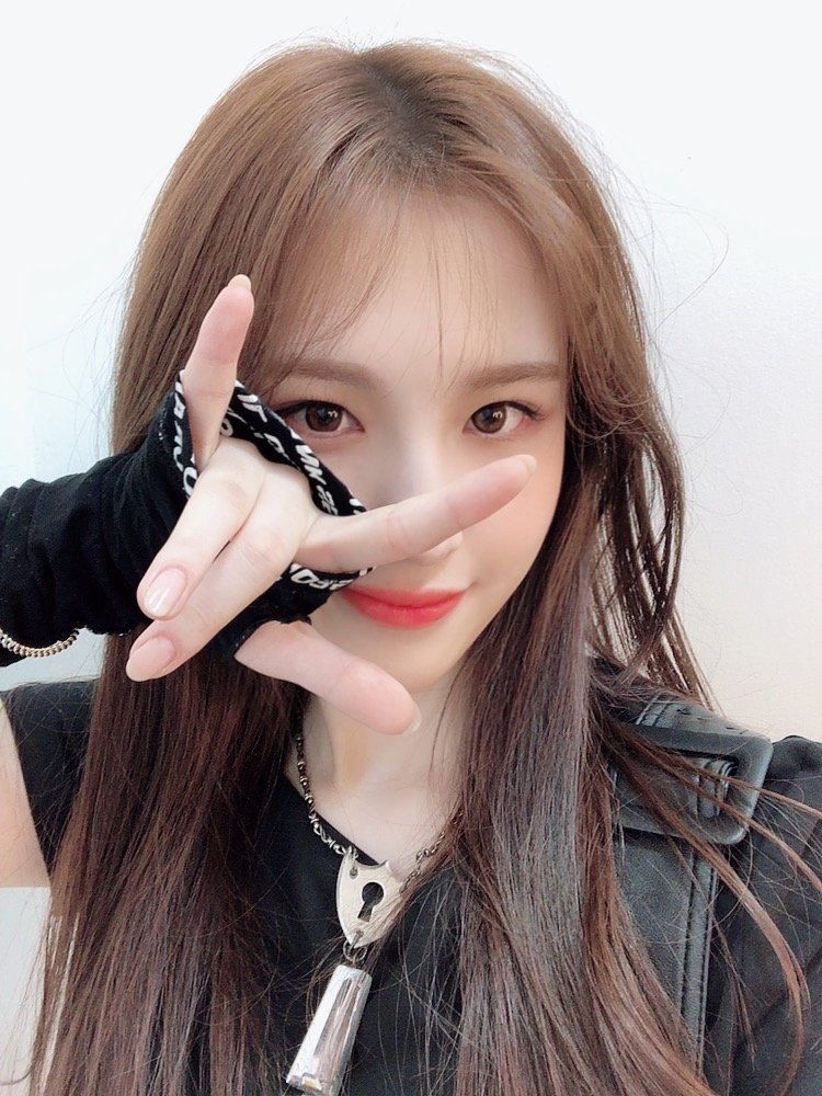 weeekly lee jaehee with her god-tier visual— a very necessary thread;