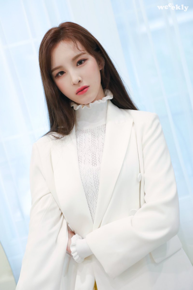 weeekly lee jaehee with her god-tier visual— a very necessary thread;