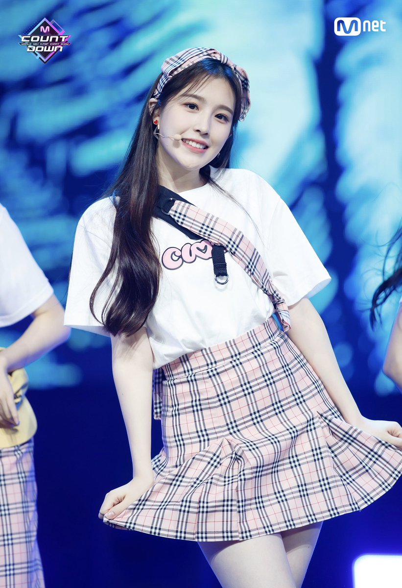 weeekly lee jaehee with her god-tier visual— a very necessary thread;