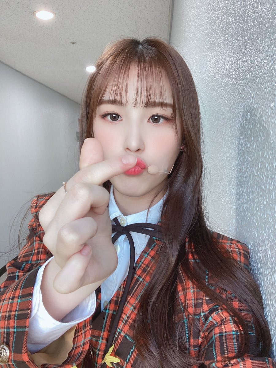 weeekly lee jaehee with her god-tier visual— a very necessary thread;