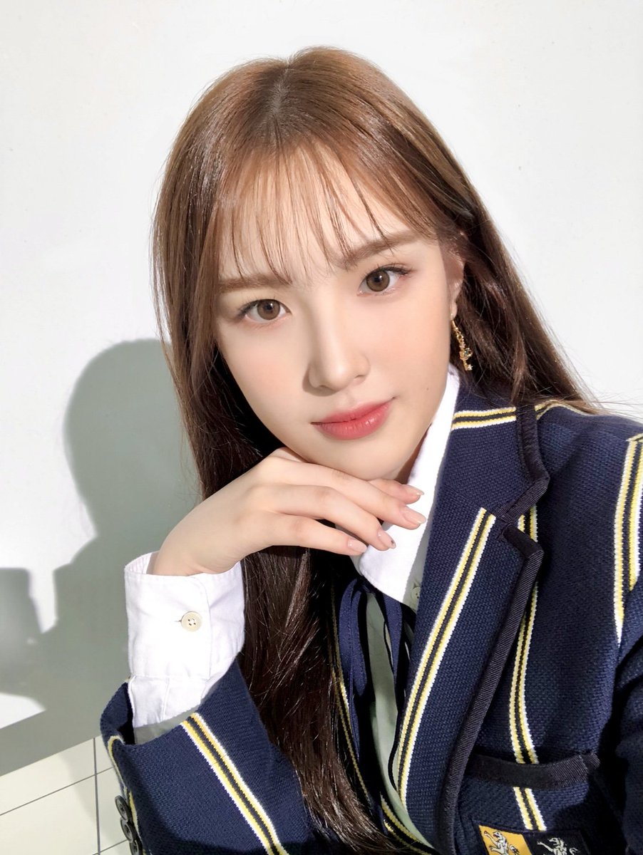 weeekly lee jaehee with her god-tier visual— a very necessary thread;