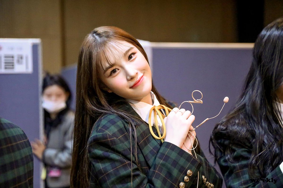 weeekly lee jaehee with her god-tier visual— a very necessary thread;