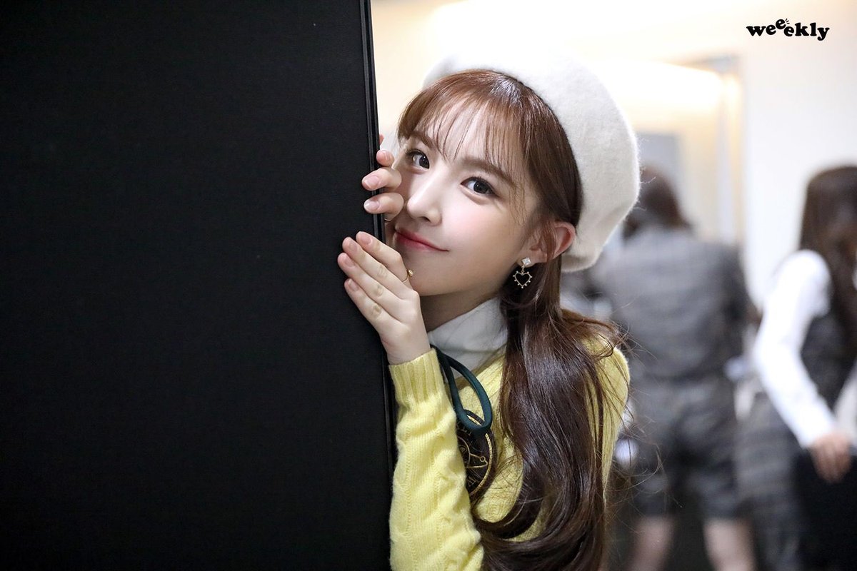 weeekly lee jaehee with her god-tier visual— a very necessary thread;