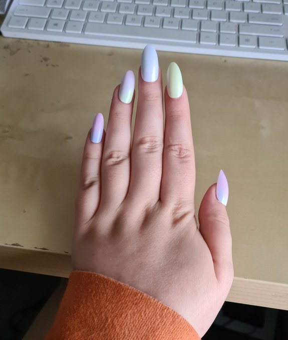 Can u believe these stick on nails r still firmly on my nails https://t.co/Jv2Ul8HQa9