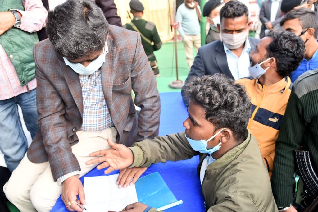 साहिबगंज जिले के पतना प्रखंड में <a href="/HemantSorenJMM/">Hemant Soren</a> दादा जनता से मुलाकात कर अधिकारियों को लोगों के समस्याओं के शीघ्र निवारण हेतु निर्देश दिए।