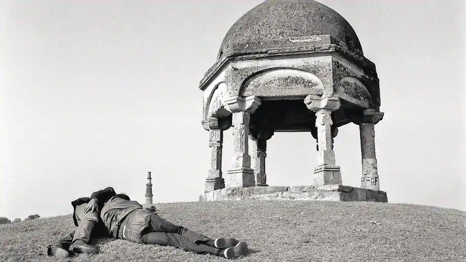 Being queer in 80s & 90s Delhi ( Thread) :This iconic 1982 picture by Sunil Gupta is one of my favorites pictures of 80s Delhi . It forms part of his work " Exile" in which he photographed gay life around various monuments of Delhi . One of the earliest meeting point of queer