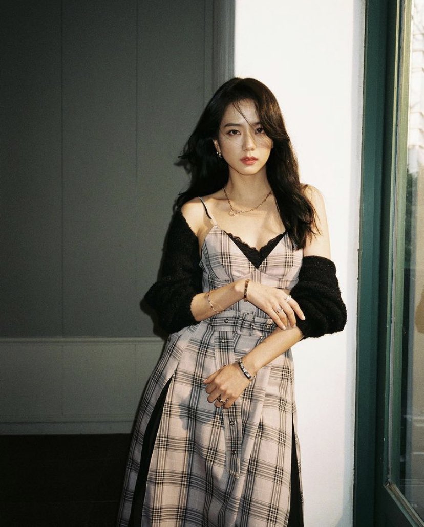 JISOO LOOKS tweet media