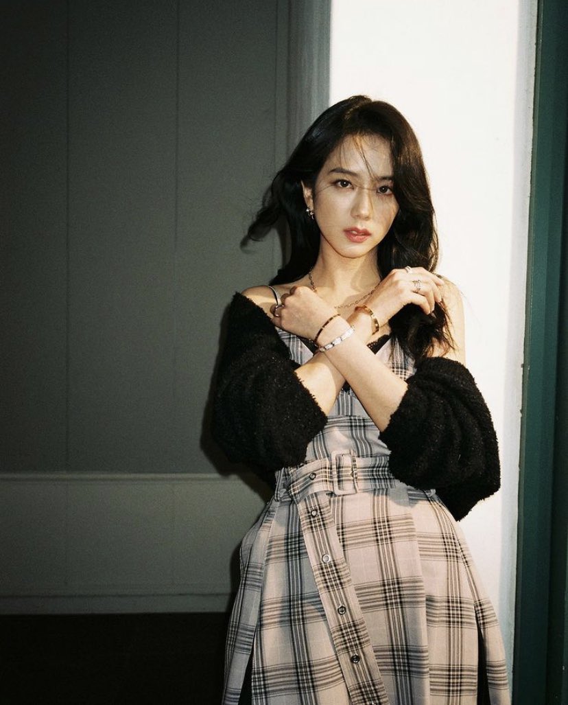 JISOO LOOKS tweet media