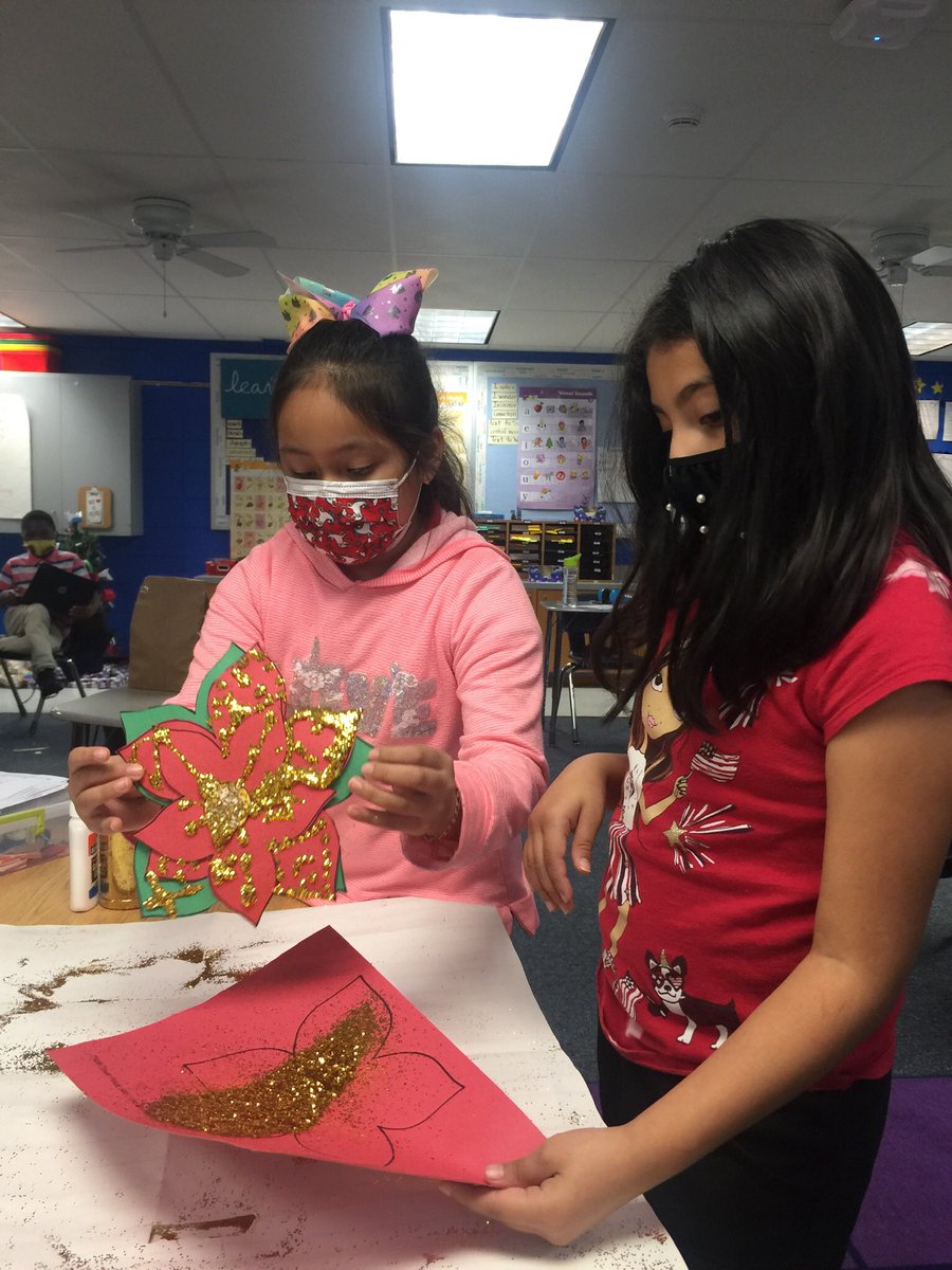 library_terry's tweet photo. Christmas books and Art #tomiedepoala #gottahaveglitter #gingerbreadman #run,runasfastasyoucan!!                
@library_terry @MichaelPoore1 @LrsdMedia @lorilms @lrsd @redheadteach https://t.co/Xq3iGPuOzd