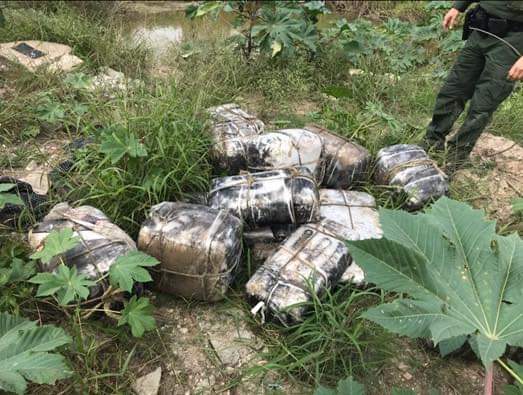Tamaulipasrtc1's tweet photo. #MATAMOROS - #TEXAS
DELINCUENTES DEL CÁRTEL DEL GOLFO HUYEN DE #CBPS Y #BORDER_PATROL Y ABANDONAN CAMIONETAS CON TODO Y DROGA EN MARGENES DEL RÍO BRAVO EH INTERIOR DE TEXAS. https://t.co/kfmQjEoFdZ