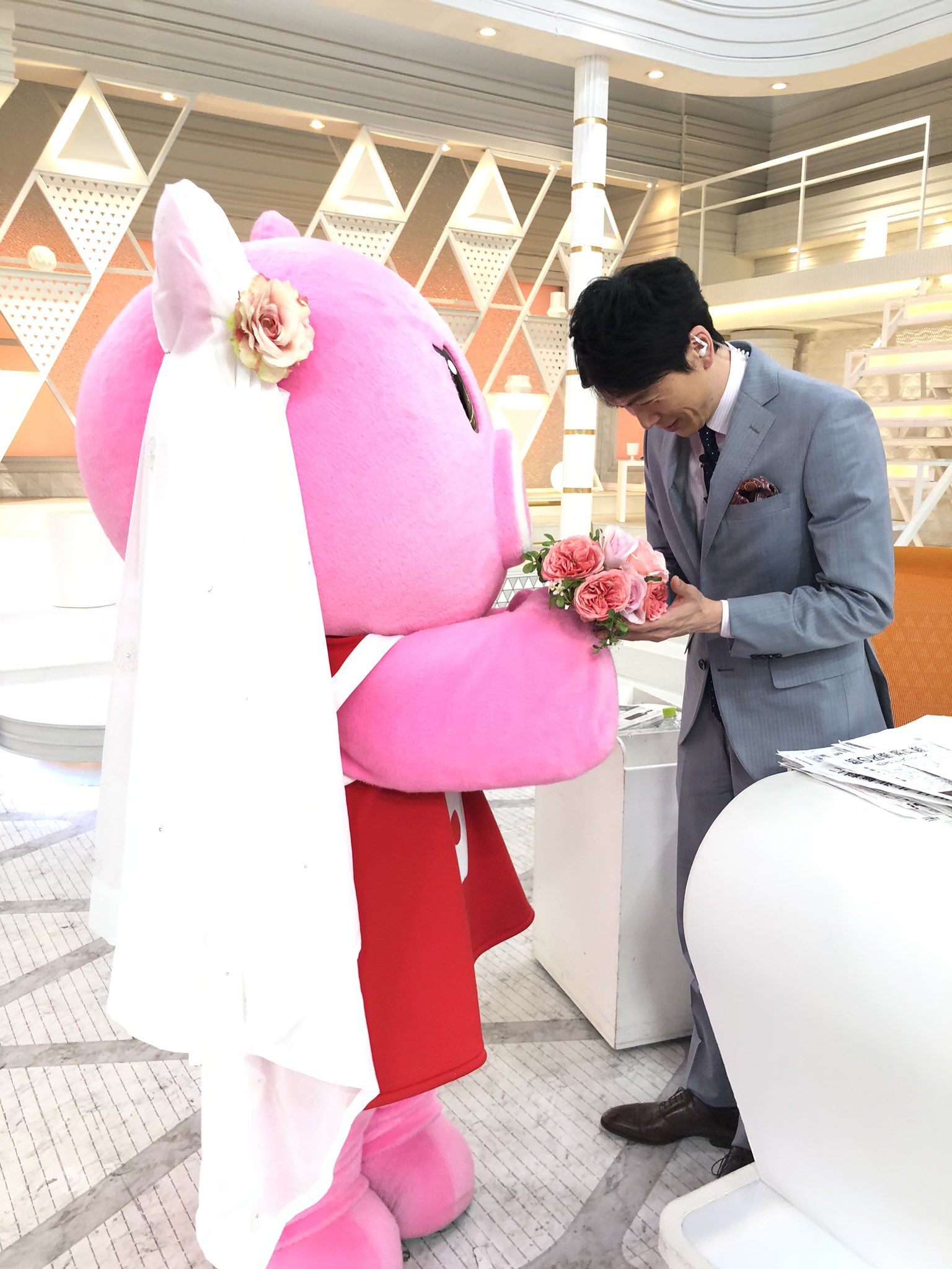nスタ 公式アカウント 先日ウェディングヴェールをまとっていたブーナちゃん 出番のあと井上さんに持っていたブーケを渡して T Co Qum68h3jns 今年の放送も残り3日となりました 本日もnスタ15時49分からスタートです Nスタ ニュース nスタ 公式アカウント 先日ウェディングヴェールをまとっていたブーナちゃん 出番のあと井上さんに持っていたブーケを渡して T Co Qum68h3jns 今年の放送も残り3日となりました 本日もnスタ15時49分からスタートです Nスタ ニュース
