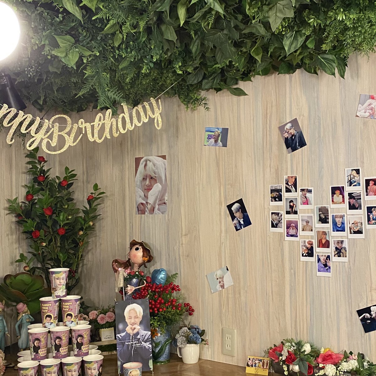 kissberry_cafe's tweet photo. 本日 #THEBOYZ #エリック くん最終日となります😭
配布は在庫が無くなるまで行いますが装飾は本日までとなります🌷
是非皆様のご来店お待ちしております☺️

#ドボ #カップホルダー #新大久保カフェ #新宿カフェ #キスベリー https://t.co/dRLouqWcw9