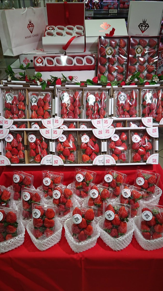 magicpman's tweet image. 三浦の三太郎大根100円からの〜ミガキイチゴ ラインナップ！！
ワイズマート梅ヶ丘！恐るべし。