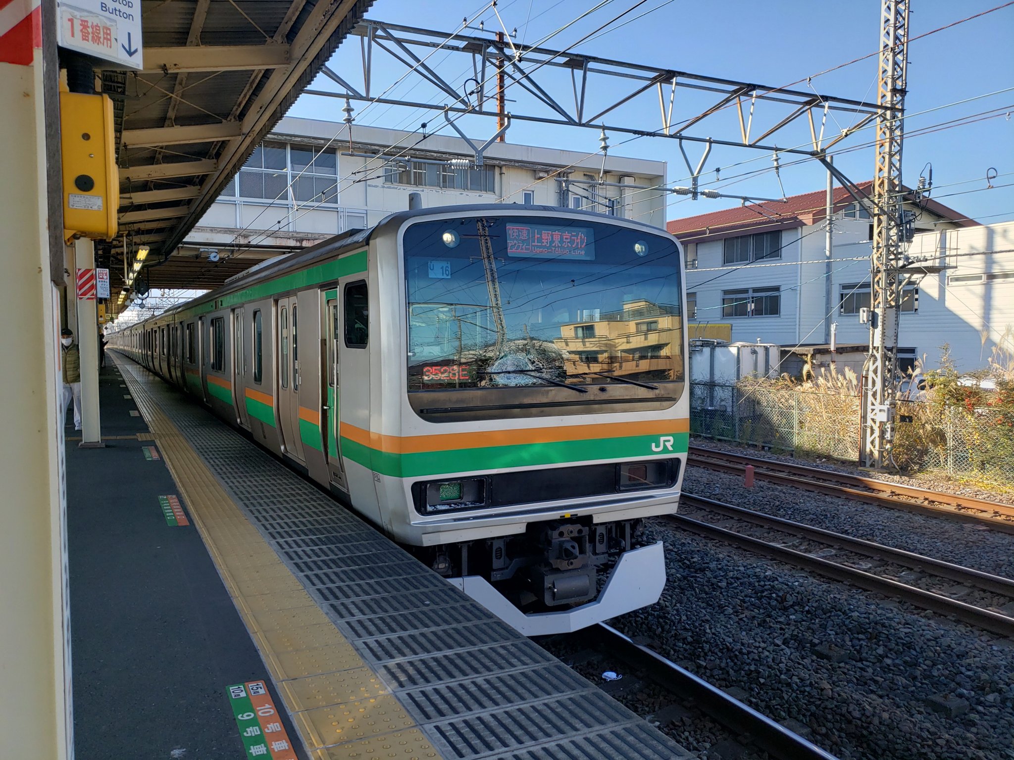 鴨宮駅の人身でフロントガラスが割れている画像